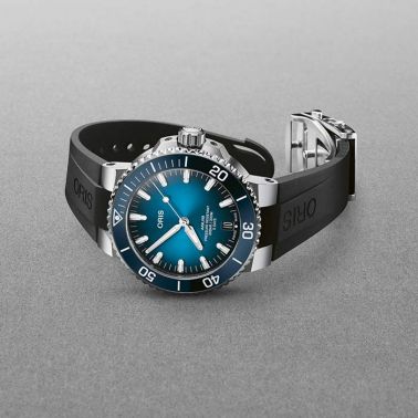 Oris Plong e Aquis Date Caliber 400 watch blue dial rubber