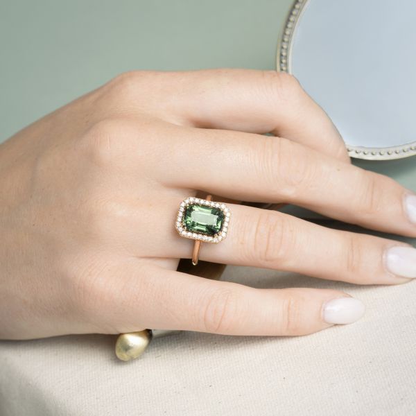 Marie Lou ring in rose gold green sapphire and diamonds Lepage