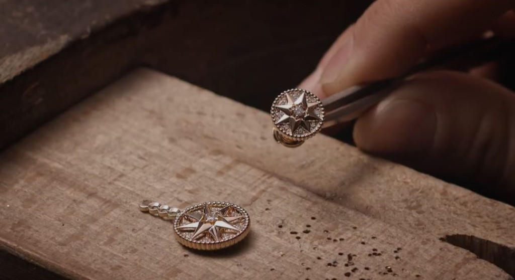 Small Rose Des Vents Earring Pink Gold and Diamond